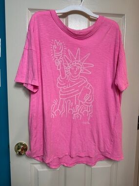 aerie Pink Short Sleeve Graphic Tee with White Statue of Liberty Design